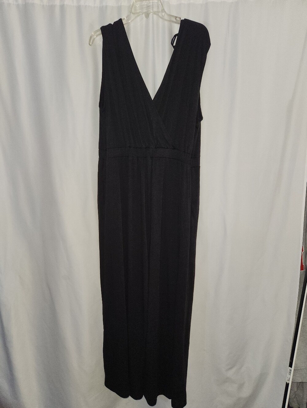 Black V-Neck Sleeveless Jumpsuit #minimalist #cropped #chic #effortless #soft